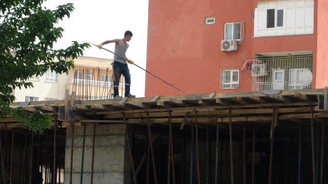 Batman'da inşaat işçileri 1 Mayıs kutlamalarını çalışarak izledi