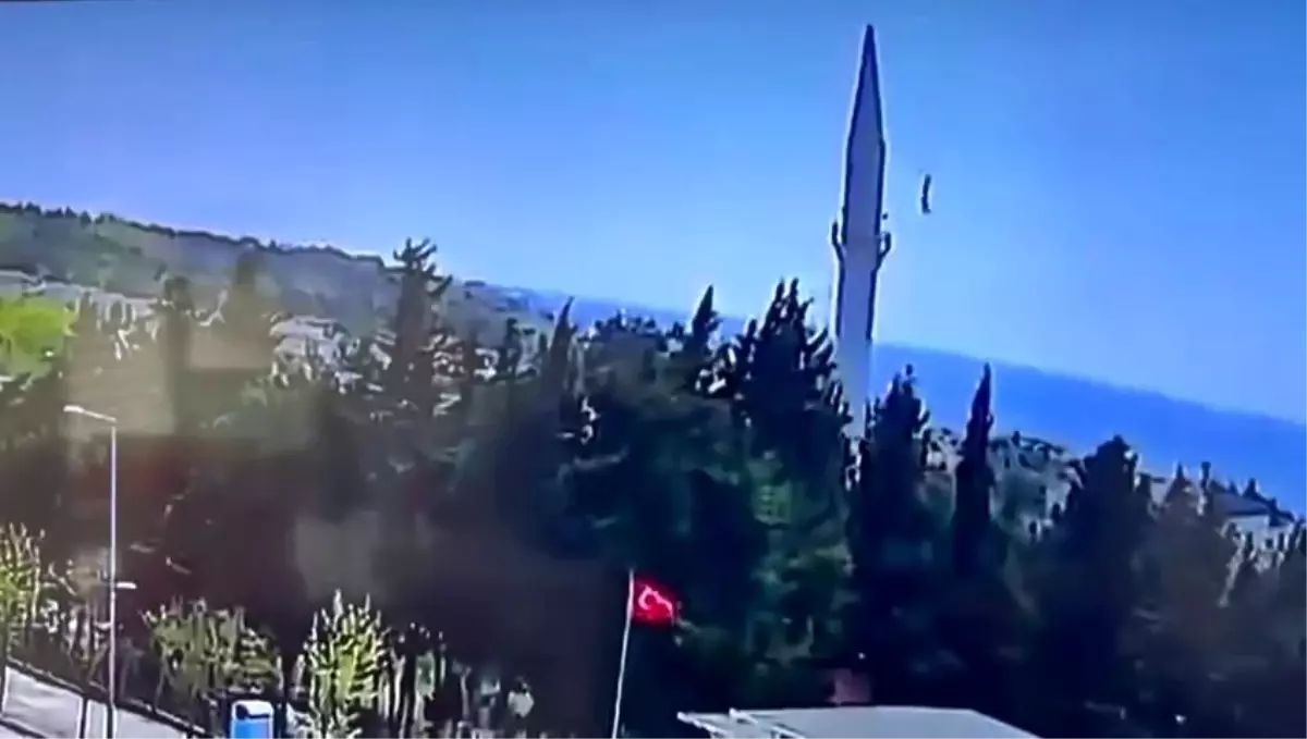 İstanbul\'da Deprem Anı: Minare Alem Düştü