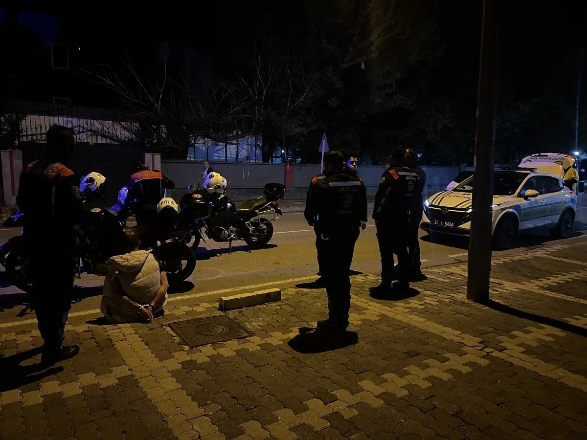 Kayseri\'de Uyuşturucu ve Ehliyetsiz Sürücü Yakalandı