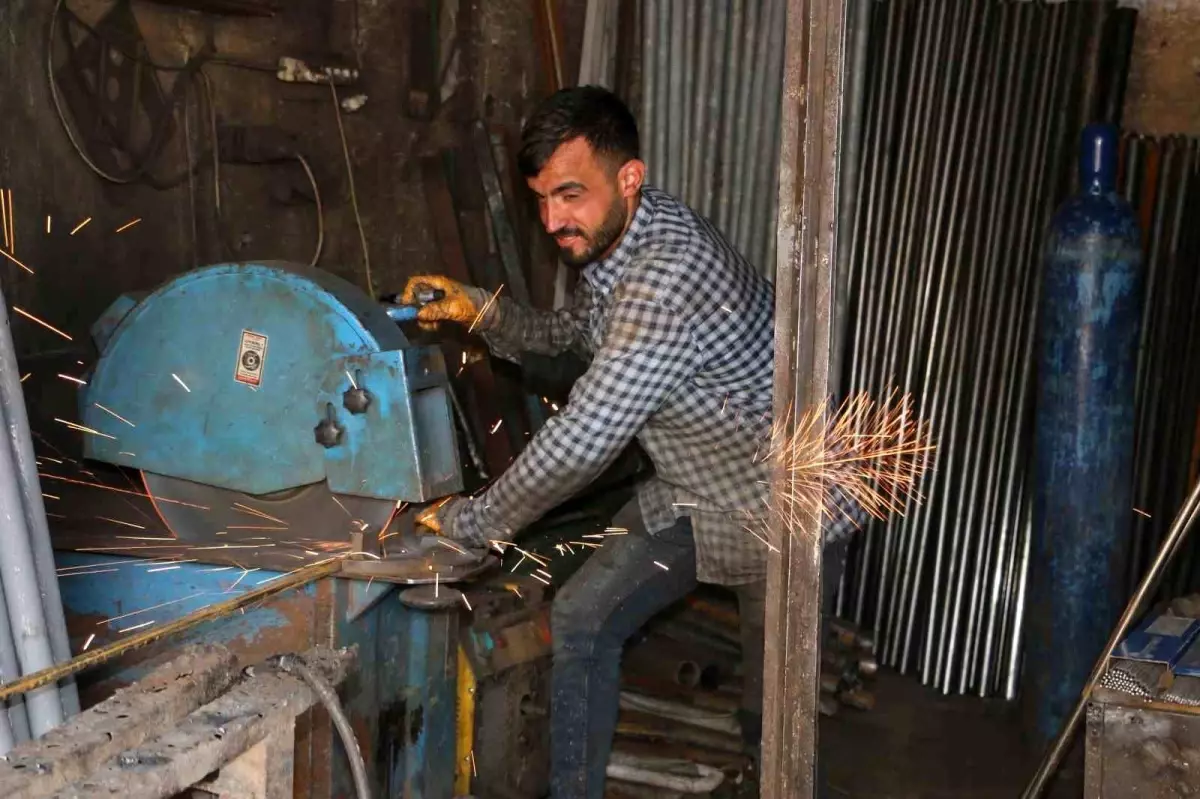 Diyarbakır\'da Hurdacılar 1 Mayıs\'ta Çalıştı
