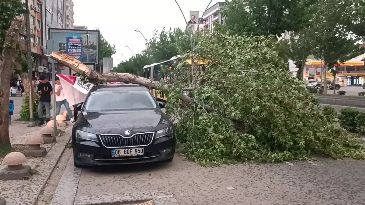 Diyarbakır ve Batman\'da Fırtına Hasar Verdi