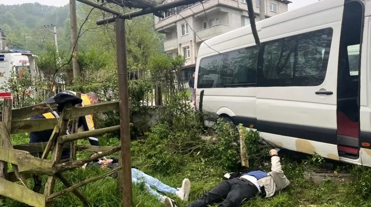 Düzce\'de Minibüs Ağaçla Çarpıştı: 8 Yaralı