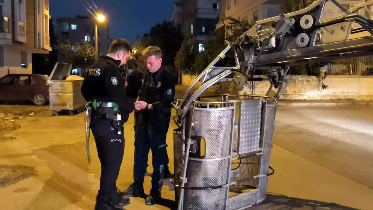 Antalya\'da Kapısı Kilitli Dairede Yaşlı Adam Kurtarıldı