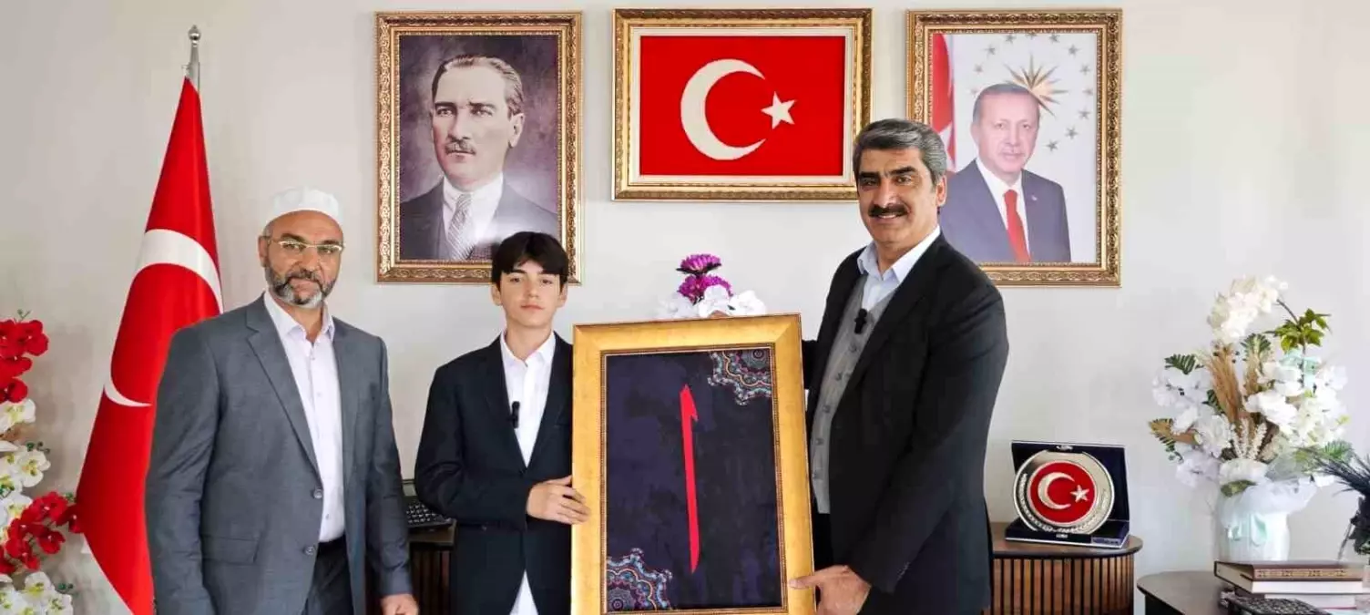 Ezan okuma yarışmasında dereceye girdi, ödülünü Filistin\'e bağışladı
