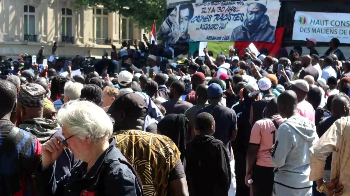 Paris\'te Aboubakar Cisse İçin Sessiz Protesto