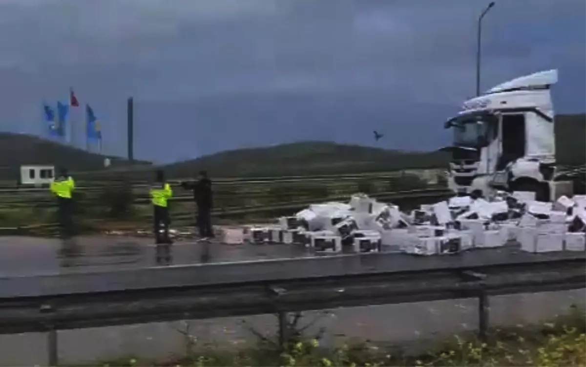 Çikolata Yüklü TIR Devrildi