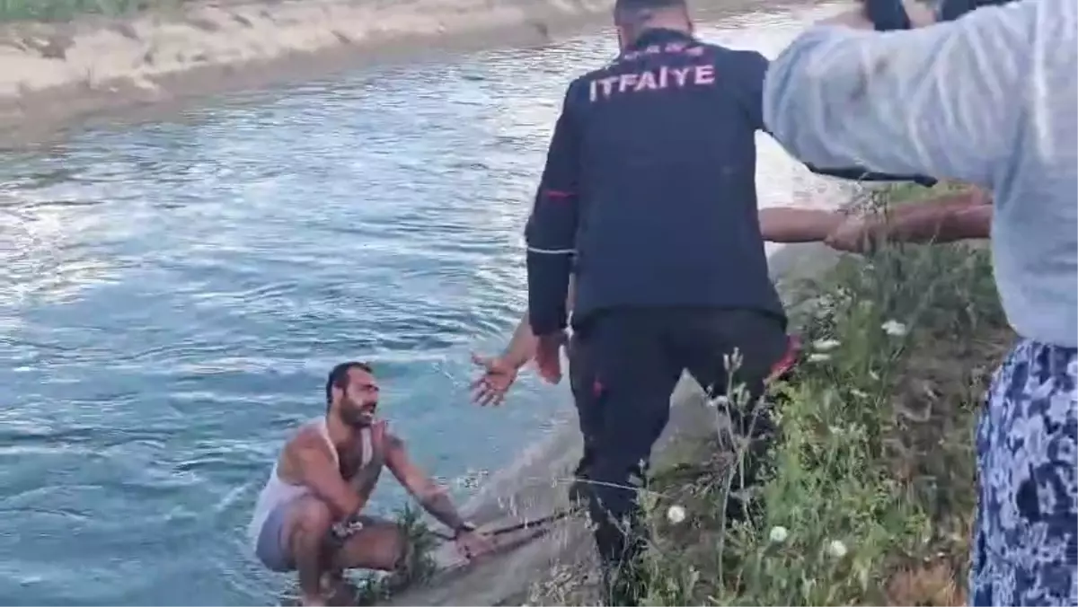 Sulama kanalına düşen genç, kendisini kurtarmaya gelenleri tehdit etti