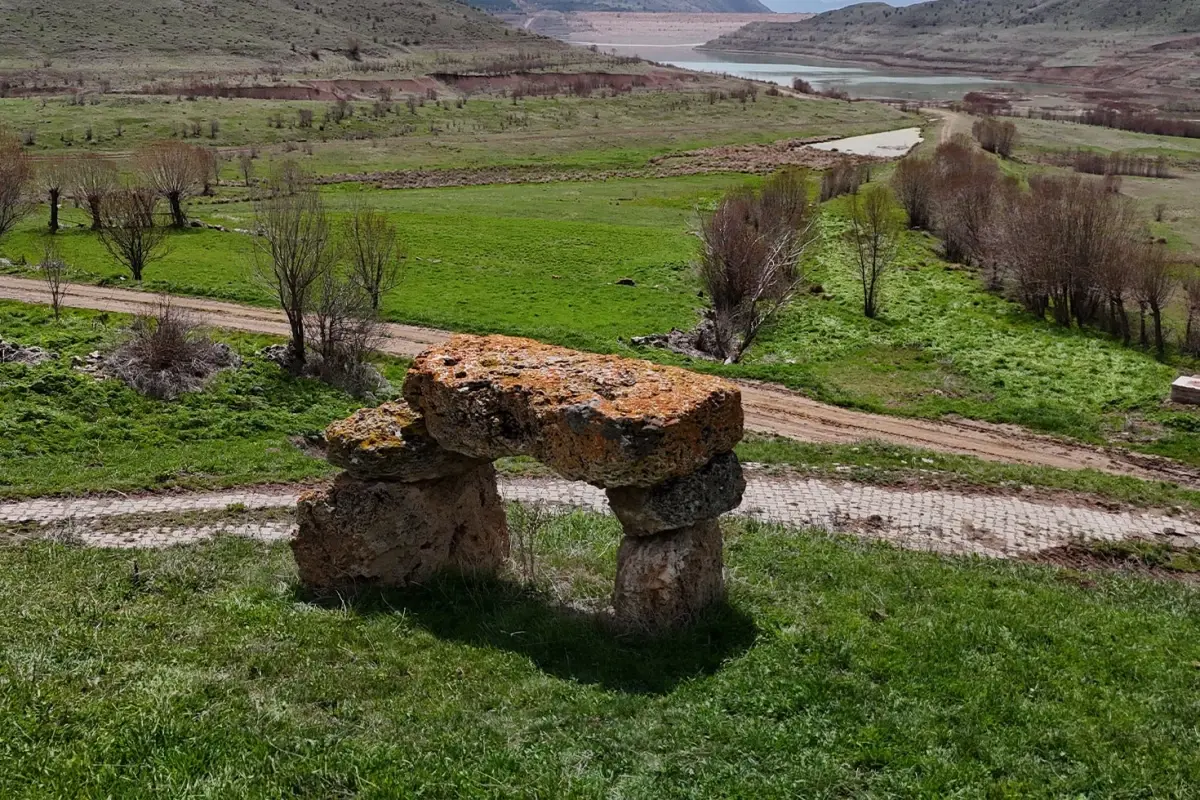 İki asırlık musalla taşı ilk kez görenleri ürkütüp kaçırıyor