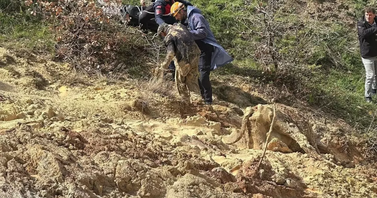 İneği ile Çamura Saplanan İsmail Ünsal Kurtarıldı