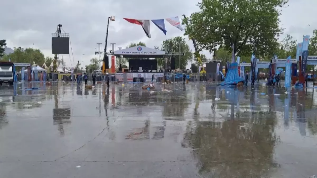 Kartal\'da Mayıs Kutlamaları Yağmura Yenik Düştü