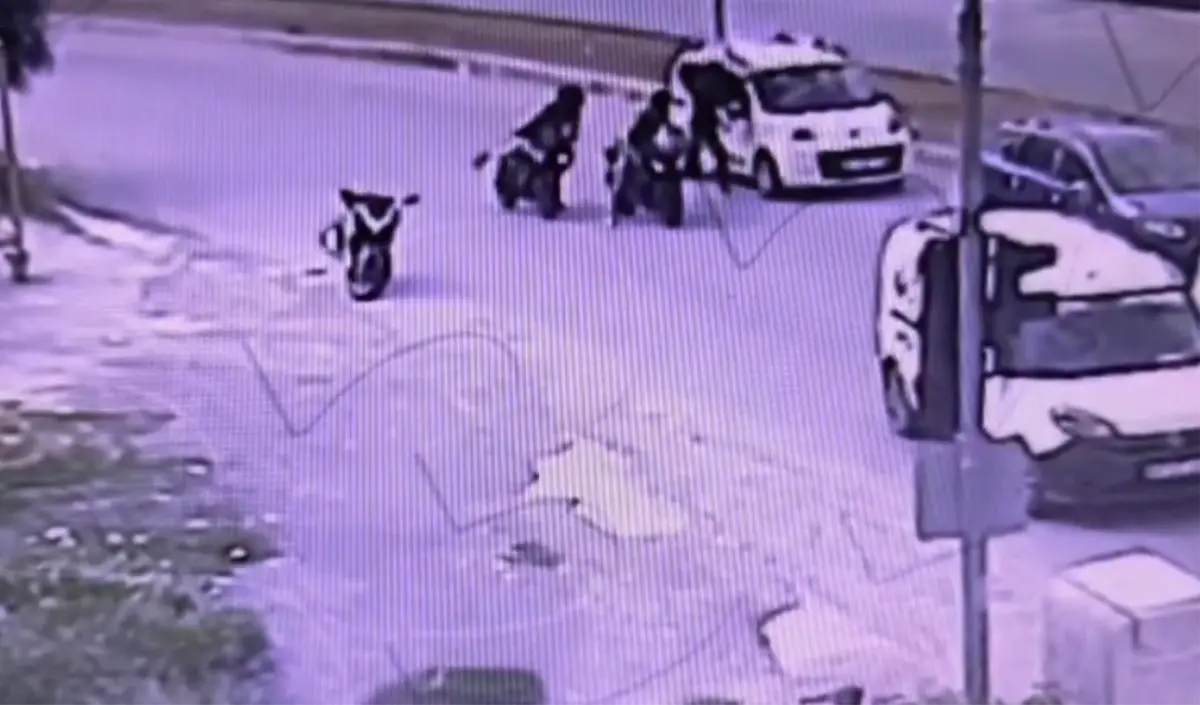 Tarsus\'ta Motosikletli Sürücü Kaskla Araca Saldırdı