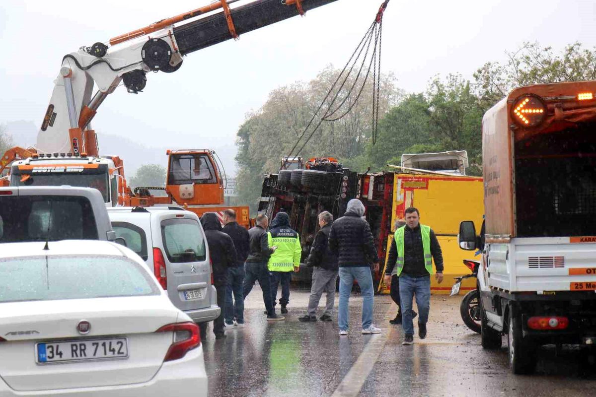 Sakarya\'da Tır Devrildi, Trafik Kilitlendi