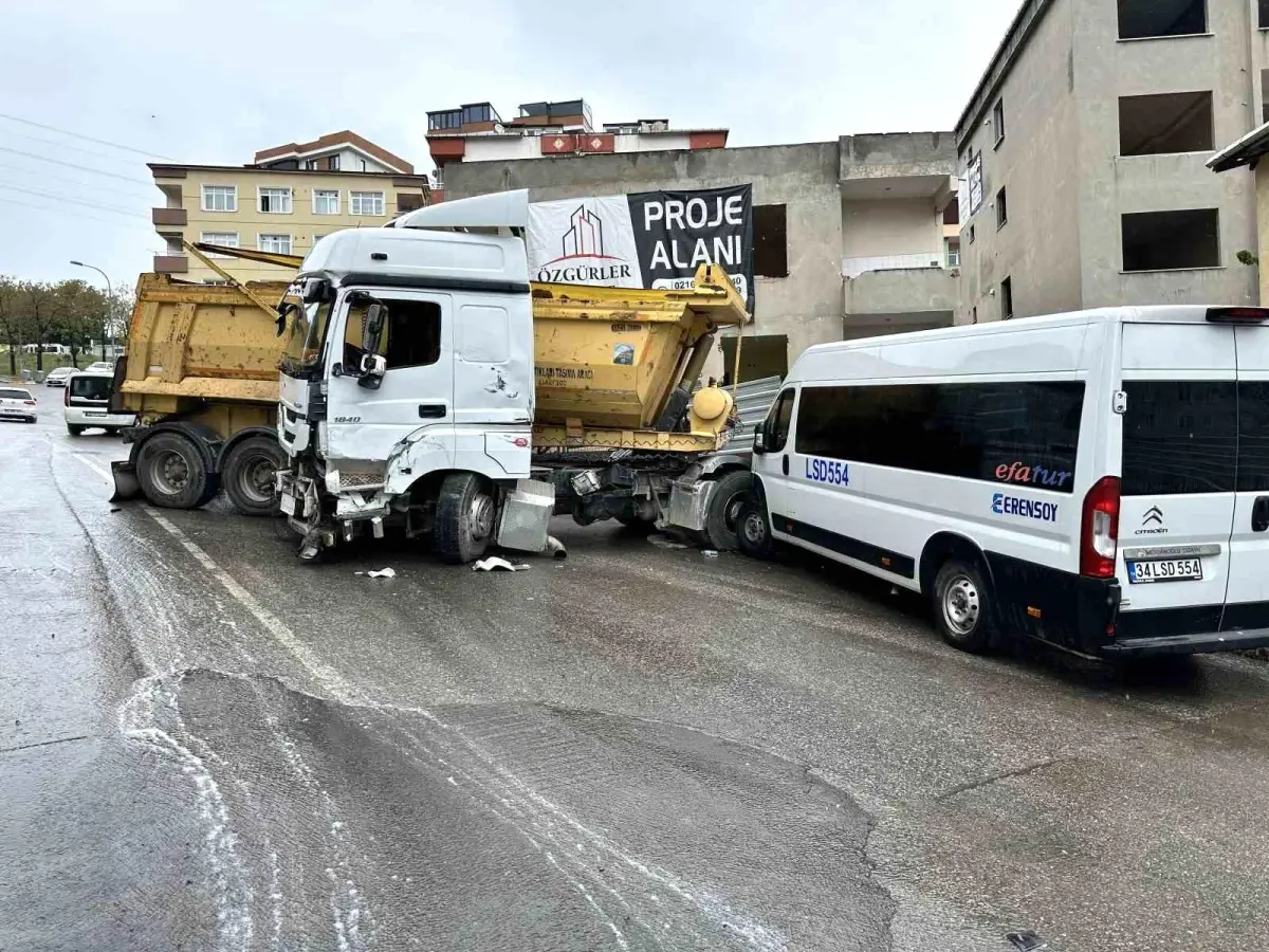 Pendik\'te Hafriyat Kamyonu Zincirleme Kazaya Sebep Oldu