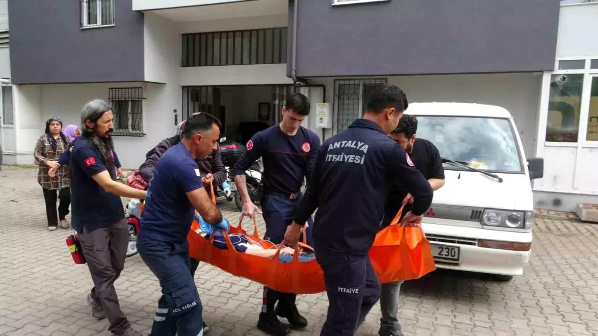 Antalya\'da İntihar Teşebbüsü: Genç Kadın Kurtarıldı