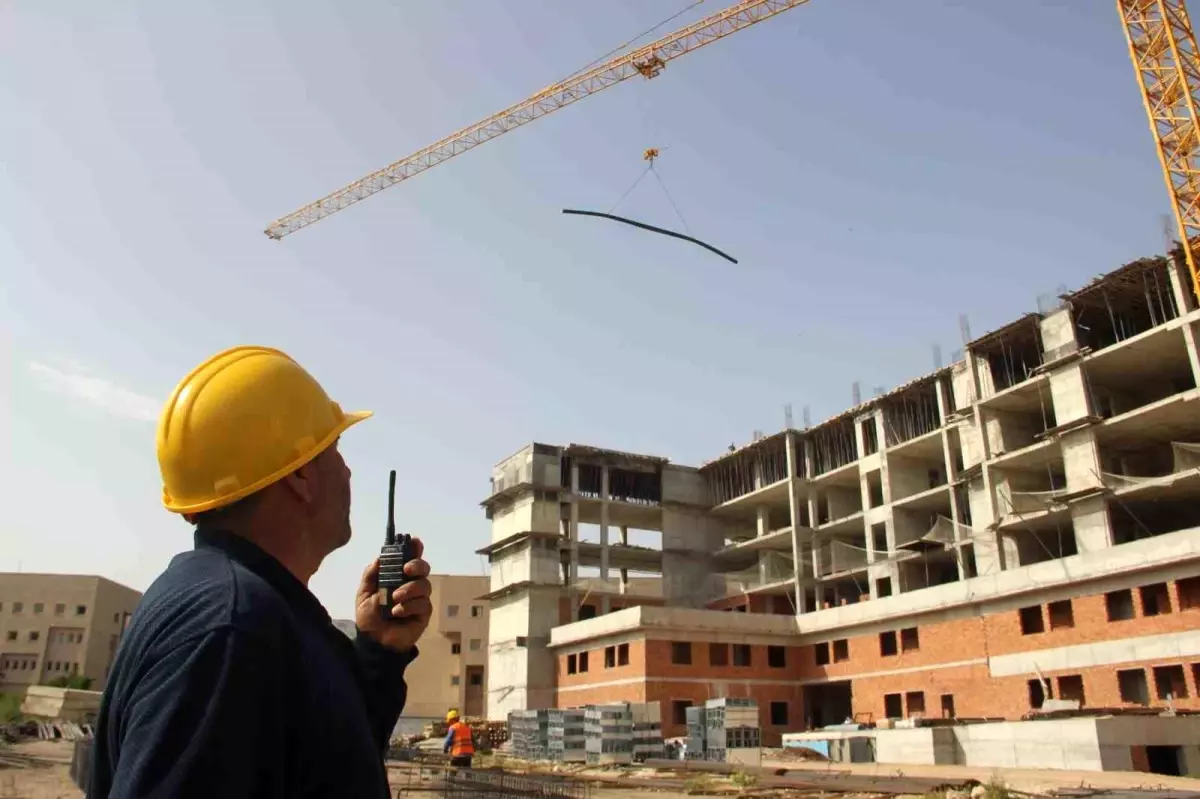 Şanlıurfa\'da İnşaat İşçileri 1 Mayıs\'ta Çalışmaya Devam Ediyor