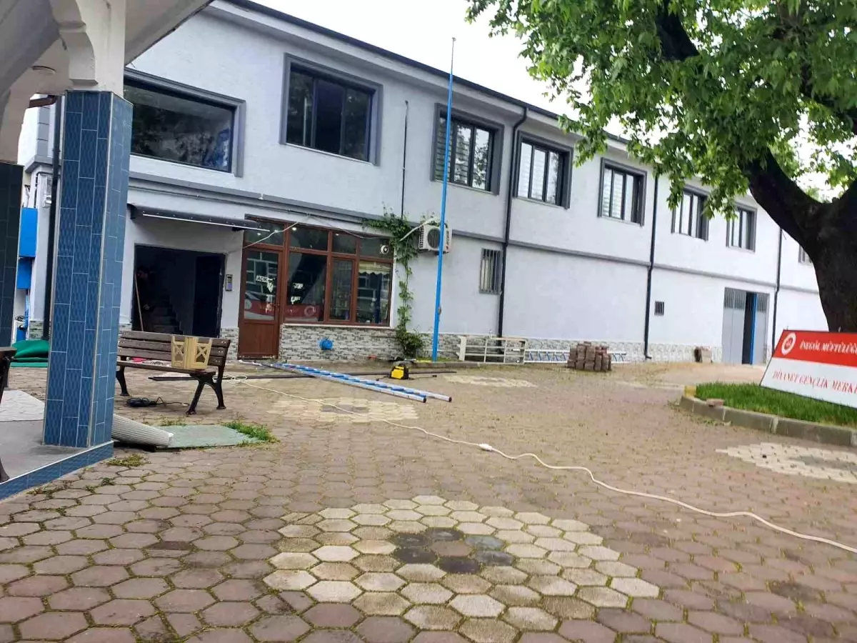 İnegöl\'de Din Görevlisi Merdivenden Düştü