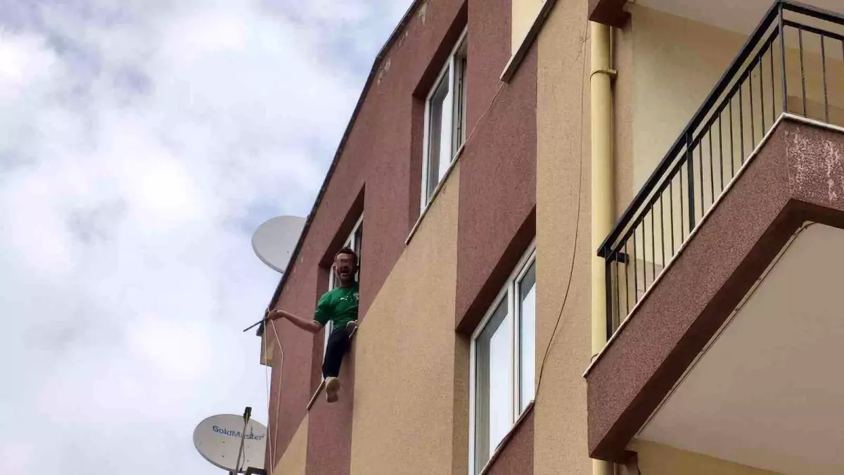 Antalya\'da Pencereden Atlayan Genç İkna Edildi