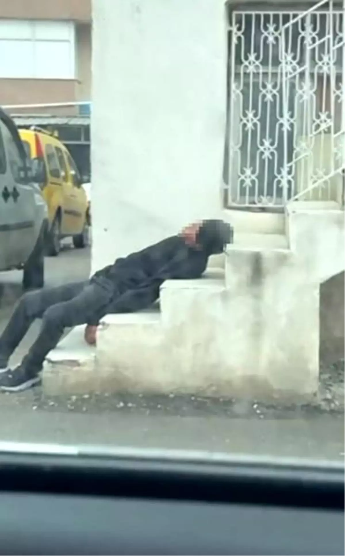 Adana\'da uyuşturucu bağımlısı merdivenlerde sızdı