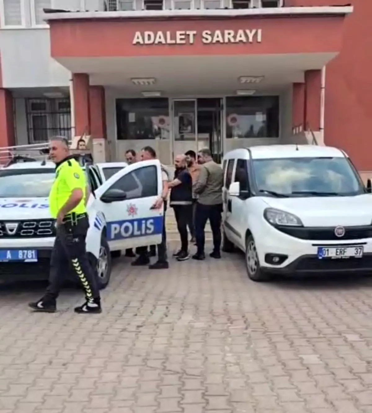 Adana\'da Uyuşturucu Operasyonu: 3 Şüpheli Tutuklandı