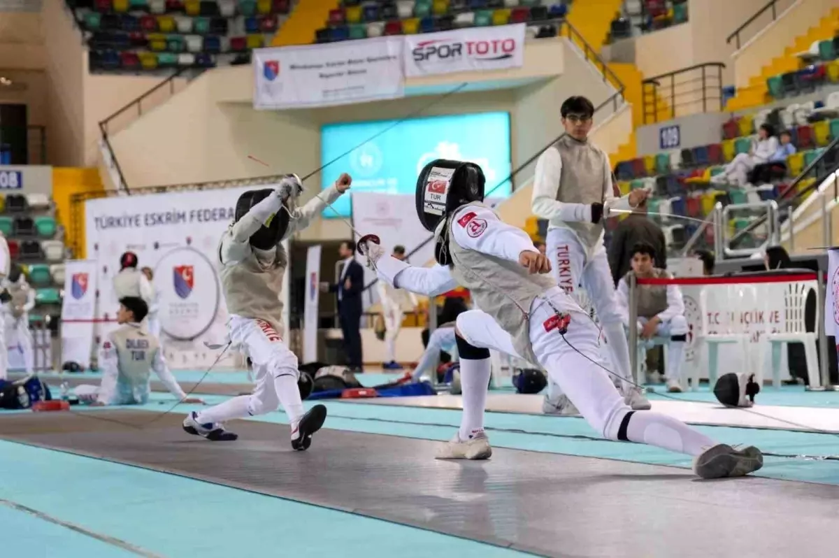 Balıkesir\'de sporcular eskrimde şampiyonluk için yarışıyor