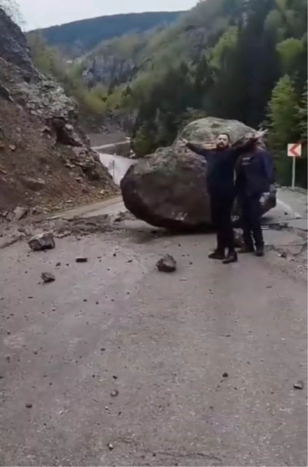 Gümüşhane\'de Heyelan: Dev Kaya Yolu Kapatıp Arkadaş Grubunu Tehlikeye Sürükledi