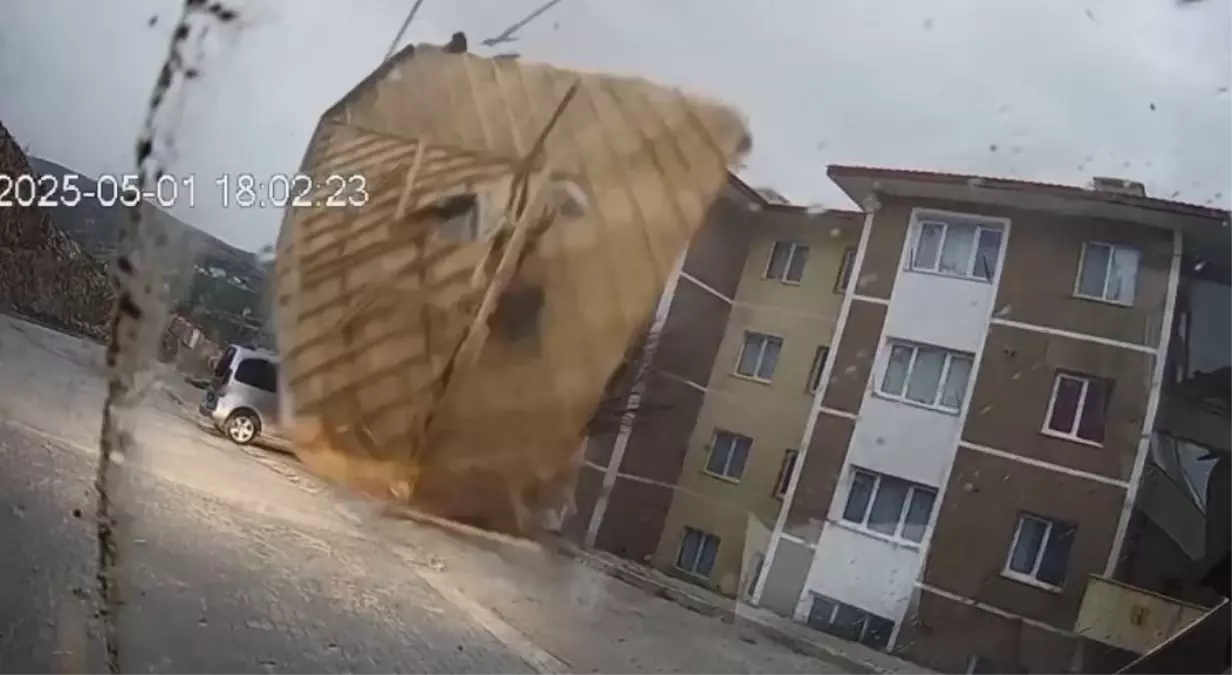 Bayburt\'ta Fırtına Minibüsü Vurdu