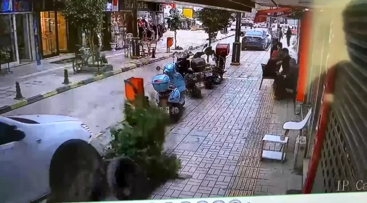 Hatay\'da Kaza: Otomobil Kaldırıma Çıktı