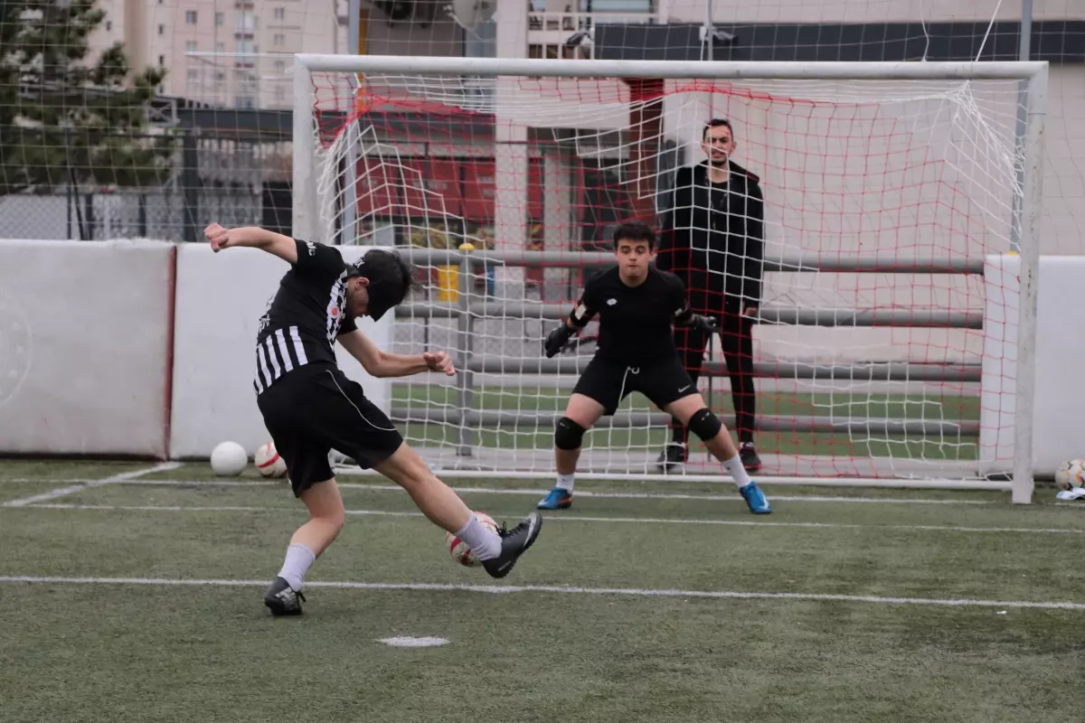 Görme Engelli Öğretmenden İki Hayat