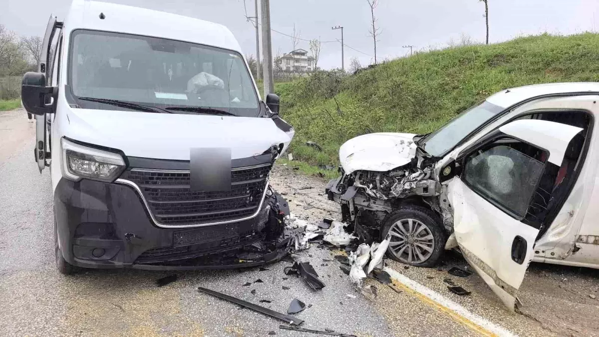 İnegöl\'de İşçi Servisi Kaza Yaptı: 13 Yaralı