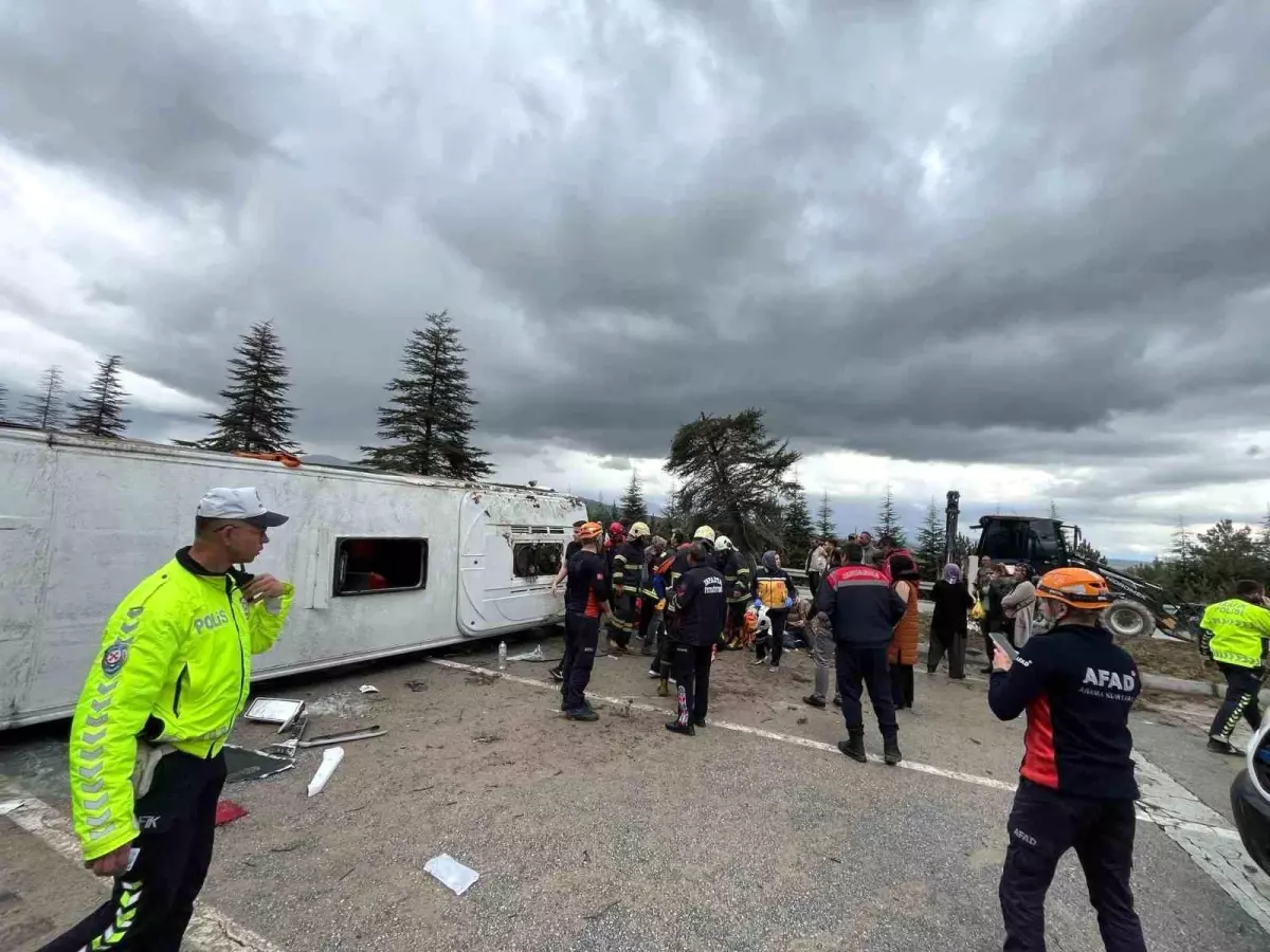Isparta-Afyonkarahisar yolunda midibüs devrildi: 15 yaralı