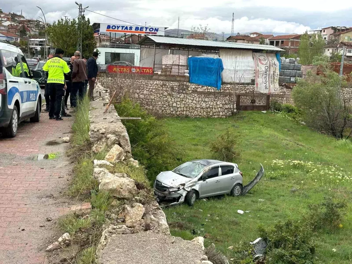 Malatya\'da Otomobil Bahçeye Uçtu: 2 Yaralı