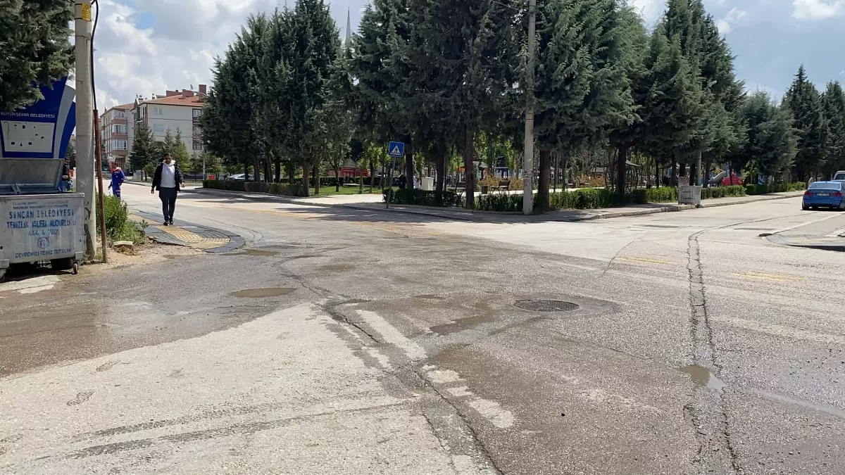 Sincan\'da Minibüs ve Otomobil Çarpıştı: 9 Yaralı