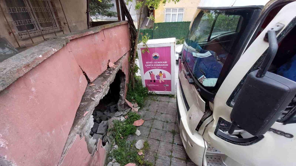 Samsun\'da Kamyon Metruk Bina Duvarına Çarptı