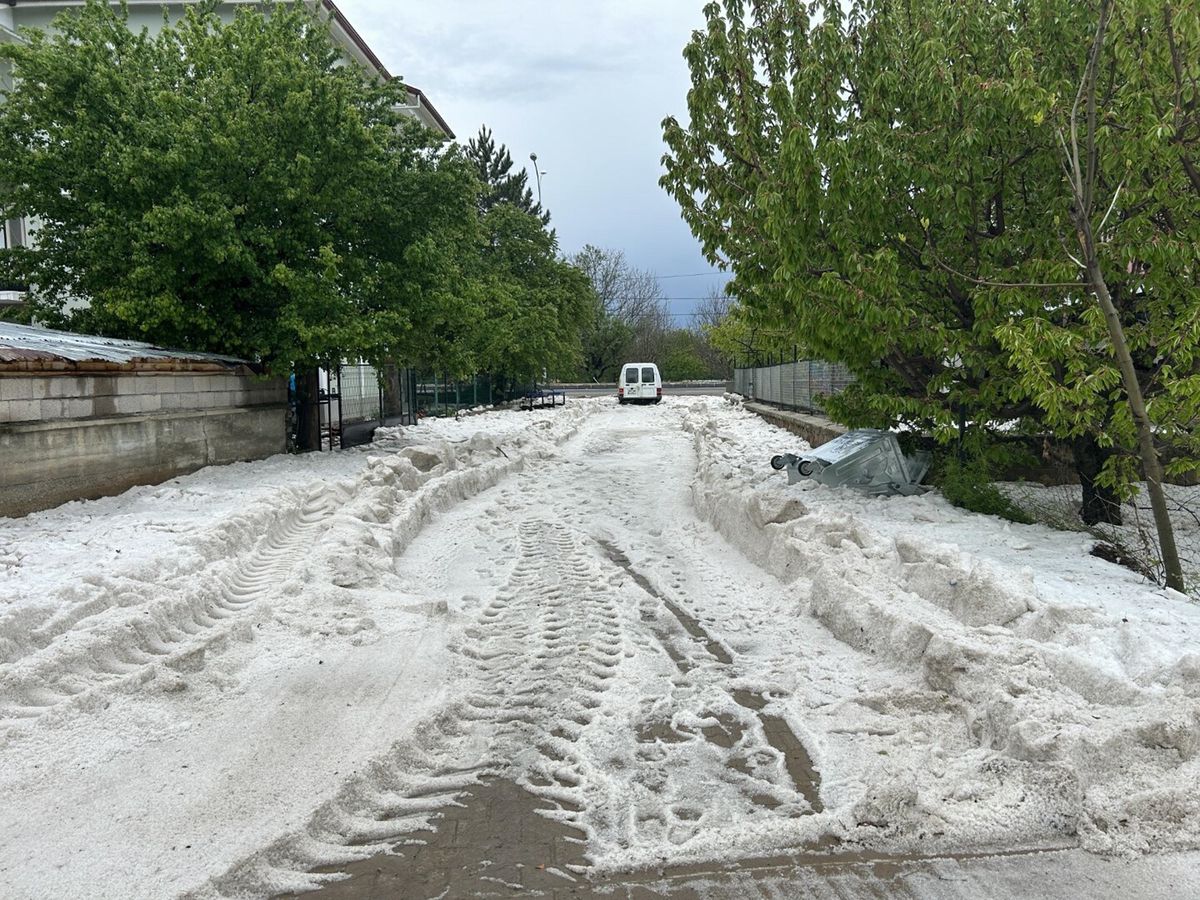Sivaslı\'da Dolu Yağışı Caddeleri Beyaza Bürüdü