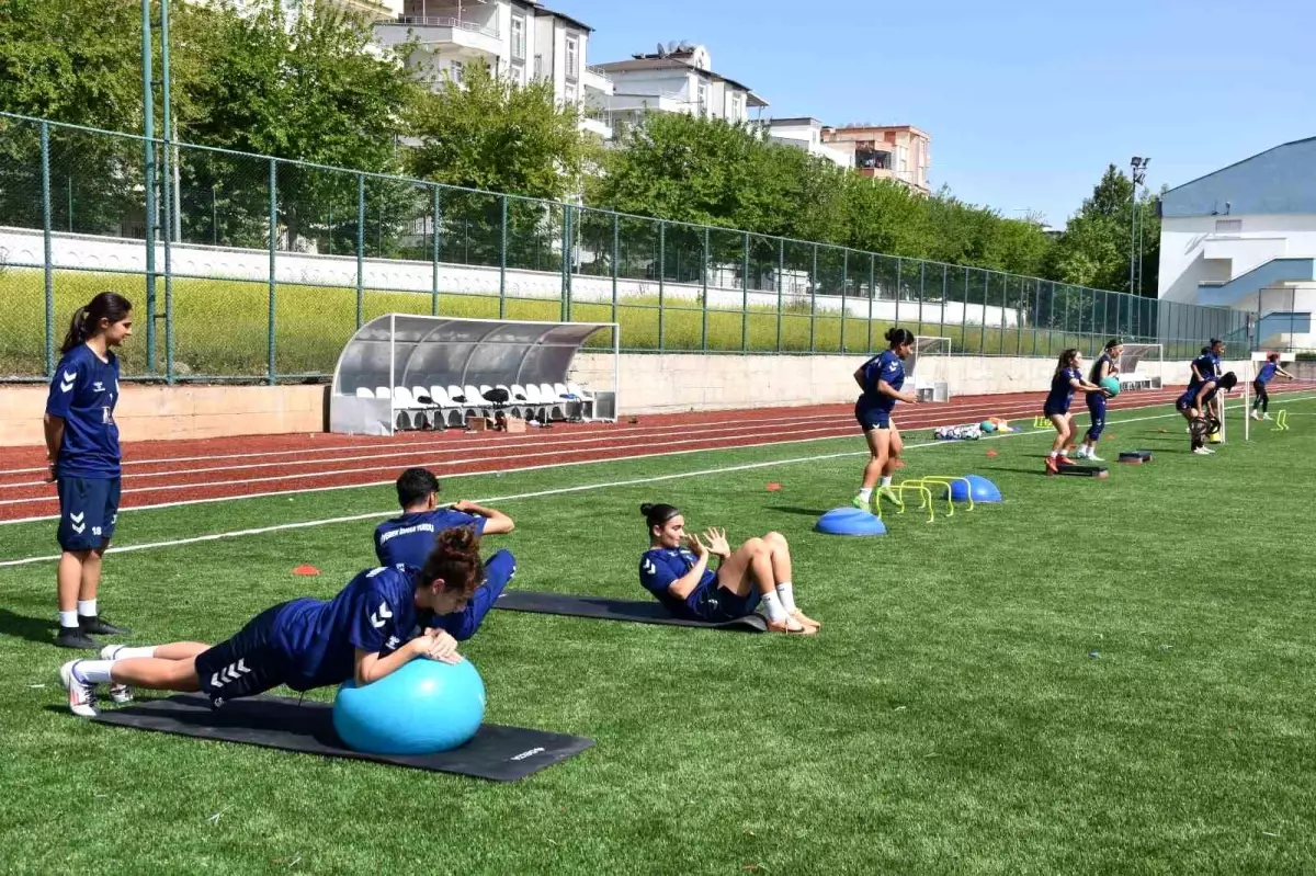 Siverek İdmanyurdu Kadın Futbol Takımı Play-Off\'a Yükseldi