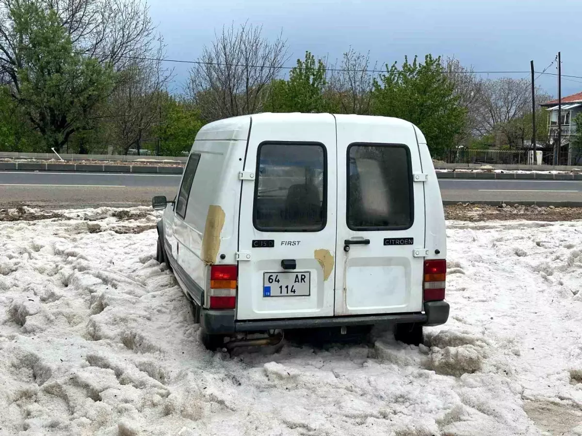 Uşak\'ın Sivaslı İlçesinde Dolu Yağışı Sokakları Beyaza Bürüdü