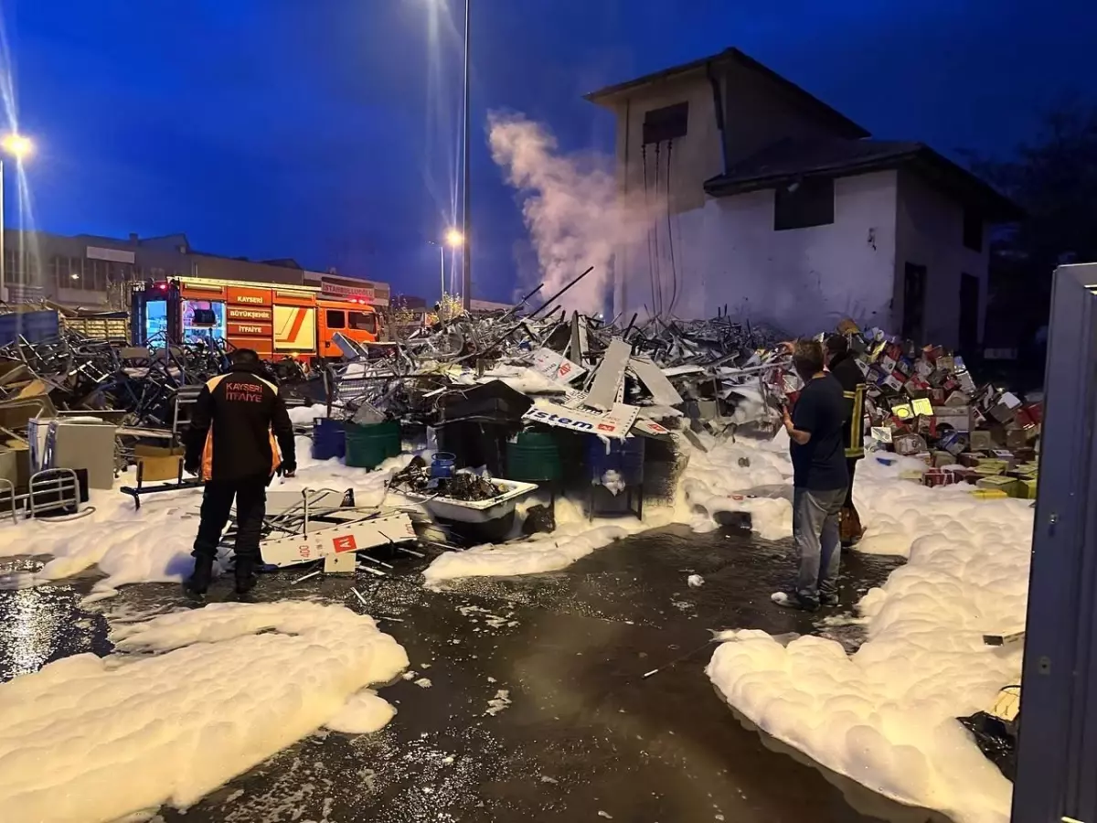 Kayseri\'de Hurdalığa Yıldırım Düşmesi Yangın Çıkardı