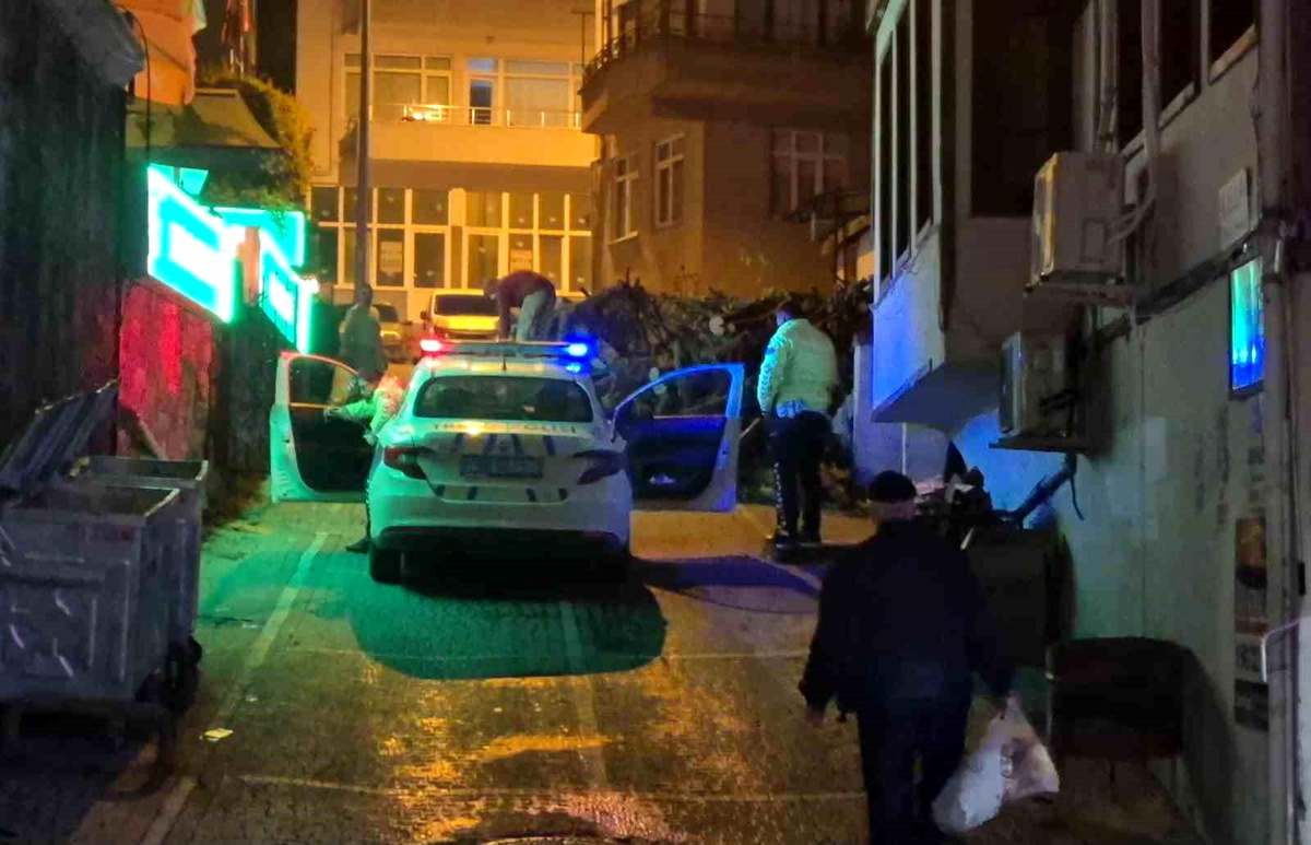 Bartın\'da Odunlar Trafiği Engelledi