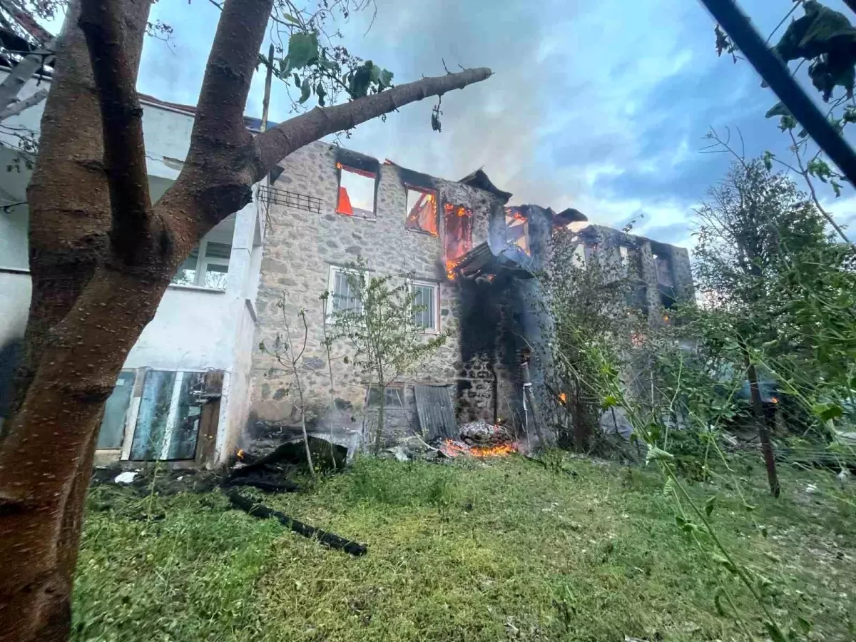 Yusufeli\'nde Yangın: İki Katlı Ahşap Ev Kullanılamaz Hale Geldi