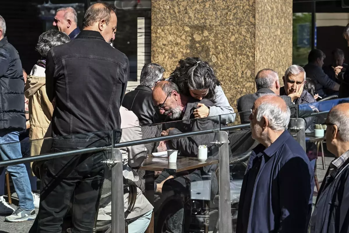 Acı haberi alan Sırrı Süreyya Önder\'in yakınları hastane önünde gözyaşlarına boğuldu