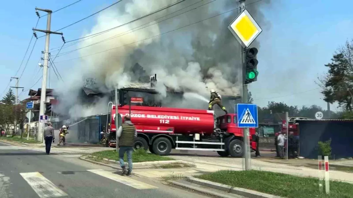 Düzce\'de Sobadan Çıkan Yangın 2 Katlı Binayı Alevlere Teslim Etti