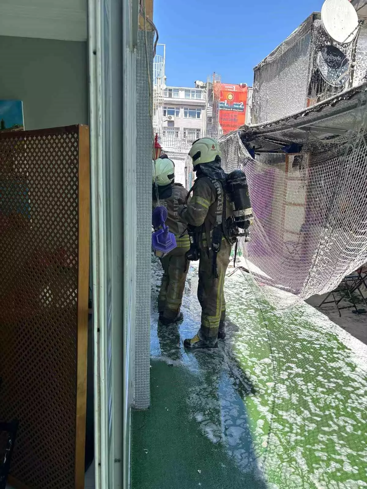 Bakırköy\'de Çocuk Oyunuyla Yangın Çıktı