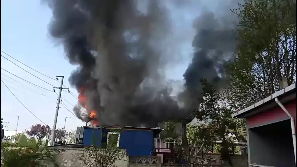 Düzce\'de 2 Katlı Bina Yangında Kullanılamaz Hale Geldi