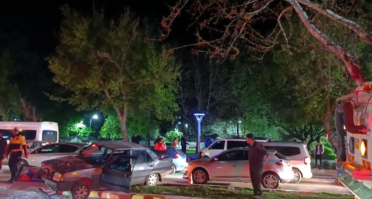 Elazığ\'da Zincirleme Kaza: 2 Yaralı