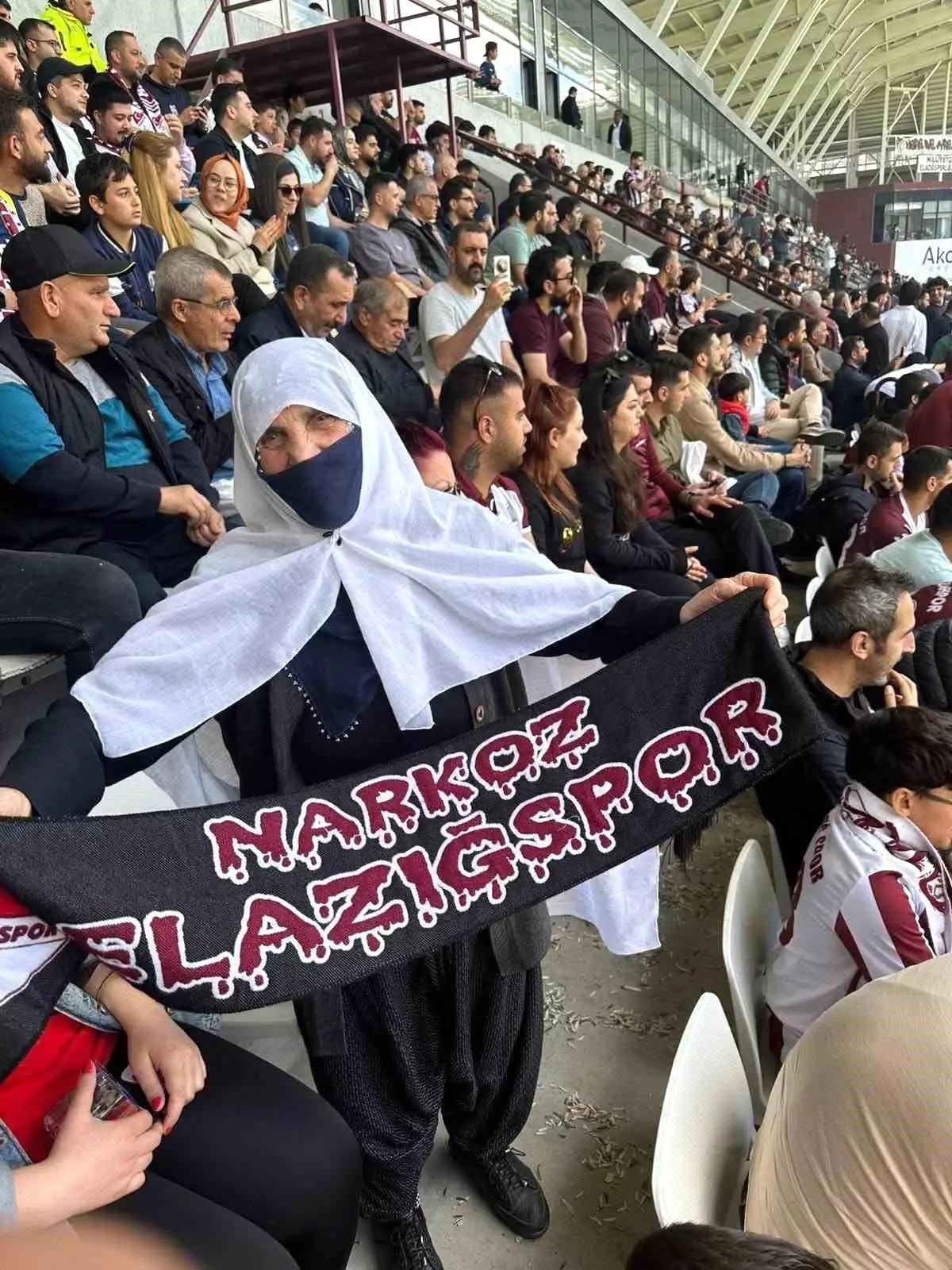76 Yaşındaki Muhsine Nine Elazığspor\'u Destekledi