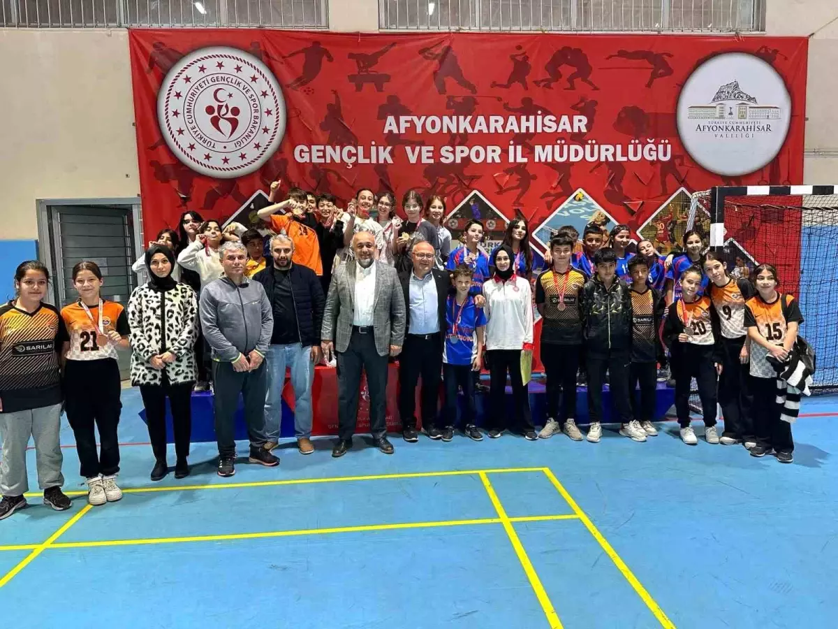 Afyonkarahisar\'da Eğlenceli Floor Curling Turnuvası