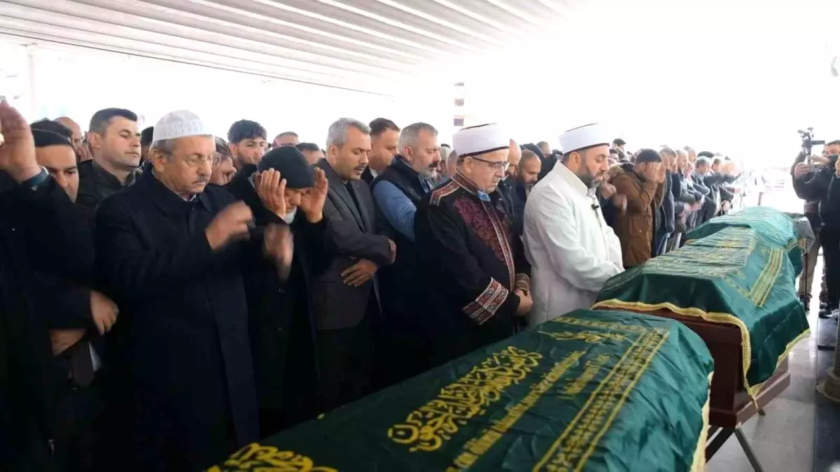 Fransa\'da Yangında Hayatını Kaybeden 3 Kız Kardeş Rize\'de Uğurlandı