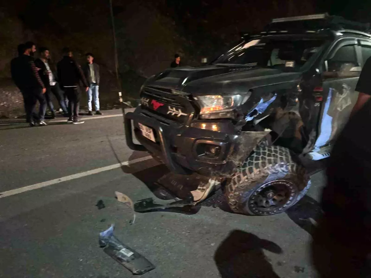 Hakkari\'de Trafik Kazası: 8 Yaralı