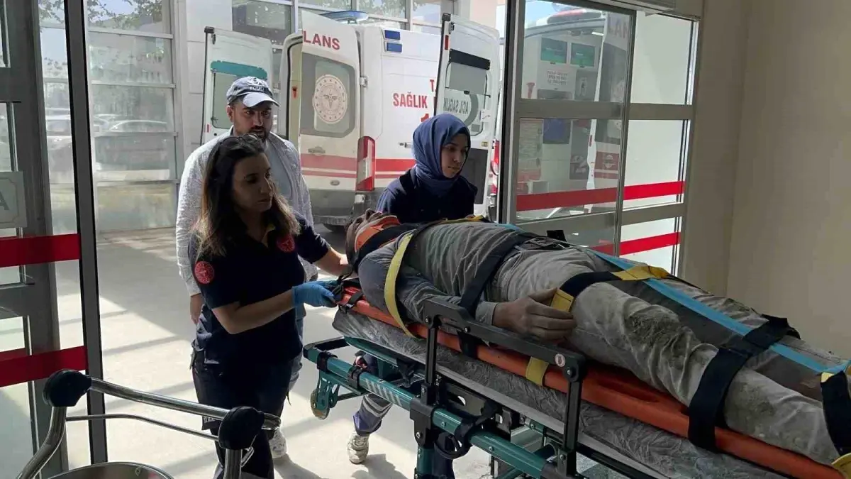 İnşaat Iskelesi Çöktü, 2 İşçi Yaralandı