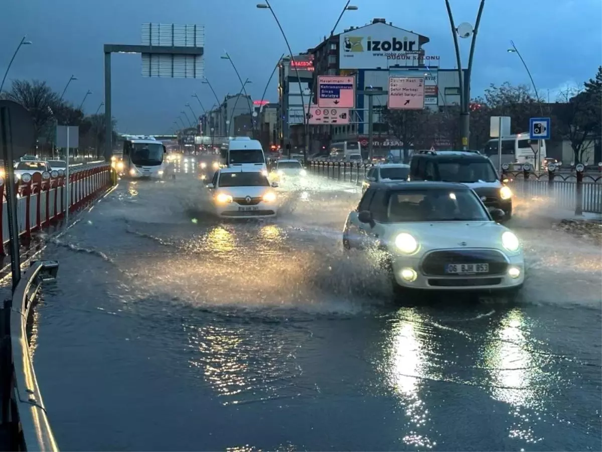 Kayseri\'de Sağanak Yağış Hayatı Felç Etti